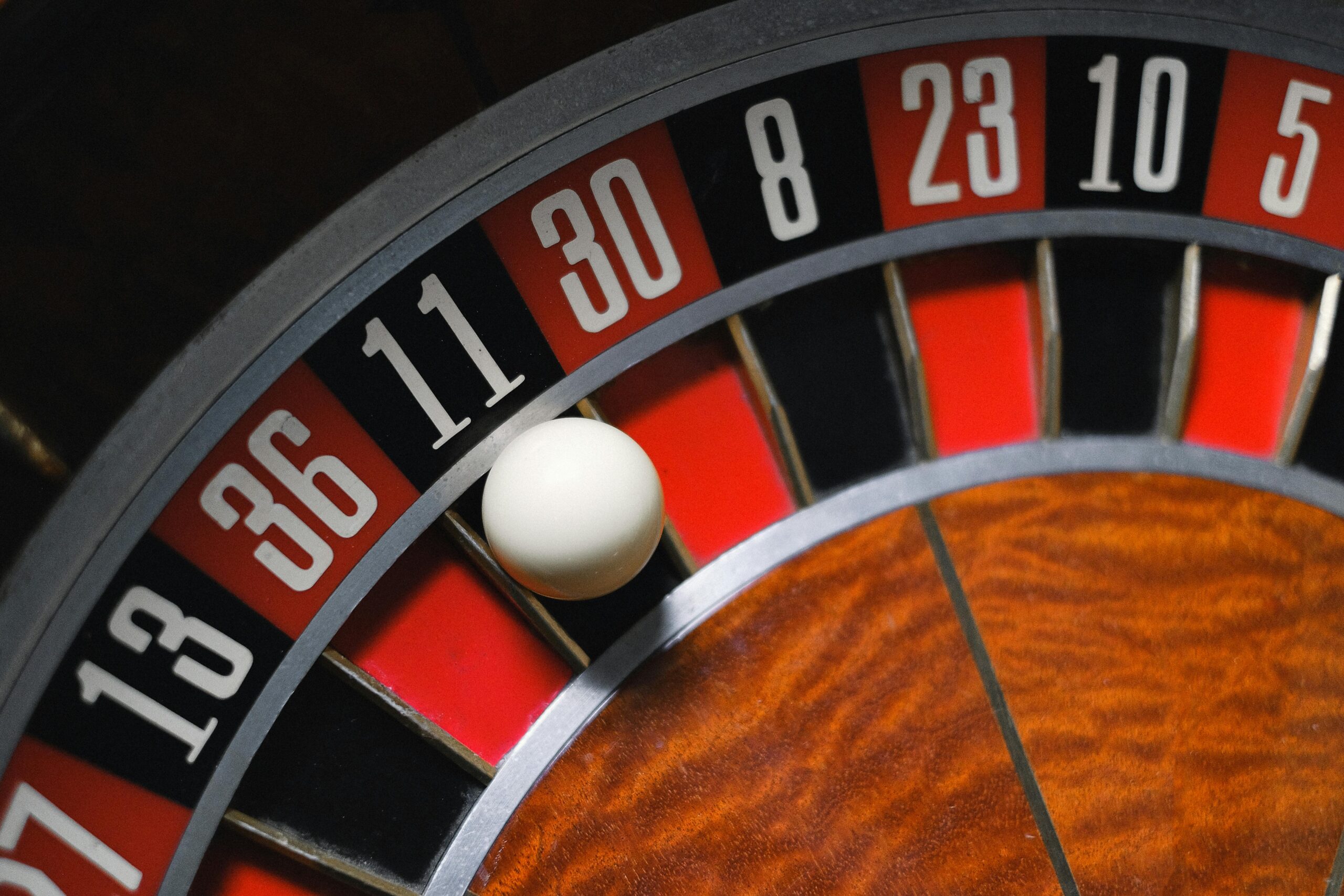 Roulette Psychology: Managing Emotions, Biases & Discipline